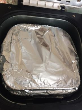 用锡纸包住面包桶口，防止制作果酱时果酱飞溅弄脏面包机