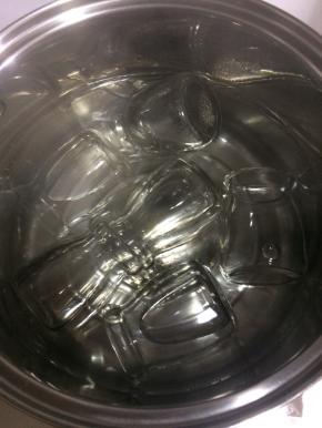 装果酱的瓶子用水煮沸消毒