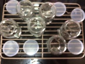 消毒好的瓶子放晾网上晾干