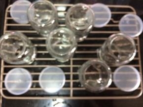 消毒好的瓶子放晾网上晾干