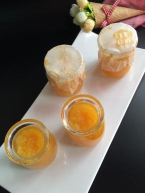 制作好的果酱装瓶晾凉放冰箱冷藏保存