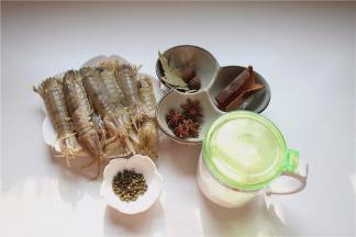 将皮皮虾、花椒、八角、草果、姜、山奈、海盐备好