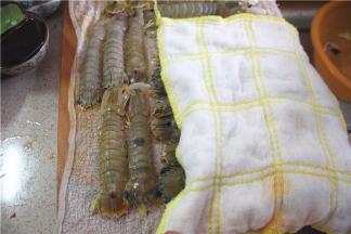 皮皮虾外壳容易扎手，怕伤手的还可以戴塑胶手套洗或用小刷子刷一刷