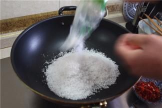 锅烧热，将海盐倒入锅里（也可以用普通盐）