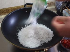 锅烧热，将海盐倒入锅里（也可以用普通盐）