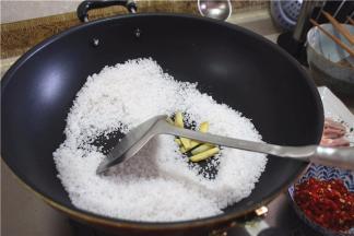 加入姜片，用大火翻炒