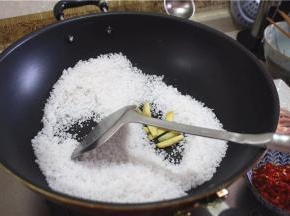 加入姜片，用大火翻炒