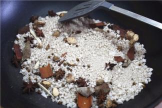 炒至海盐微微变黄，再加入山奈、八角、草果、花椒