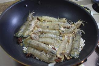 炒好配料，将皮皮虾平铺在海盐上，平铺是可以更好的把水分蒸发，让皮皮虾入味