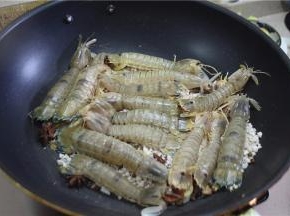 炒好配料，将皮皮虾平铺在海盐上，平铺是可以更好的把水分蒸发，让皮皮虾入味