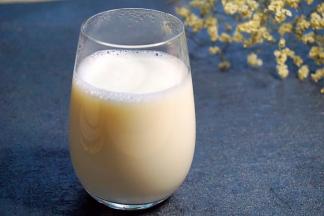 第二天将米香豆浆倒出来加入白砂糖搅拌均匀，美美哒米香豆浆即完成