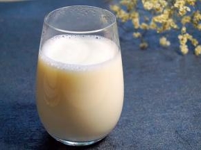 第二天将米香豆浆倒出来加入白砂糖搅拌均匀，美美哒米香豆浆即完成