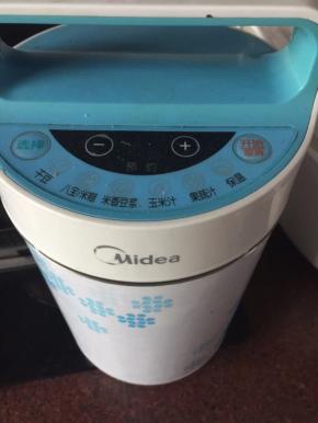 黄豆和大米洗净后加入清水放入豆浆机中按米香豆浆键预约