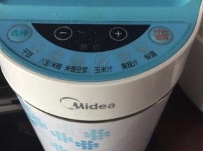 黄豆和大米洗净后加入清水放入豆浆机中按米香豆浆键预约