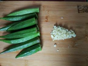 秋葵去蒂，蒜切碎