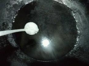 锅里烧水，加入一匙盐小许油