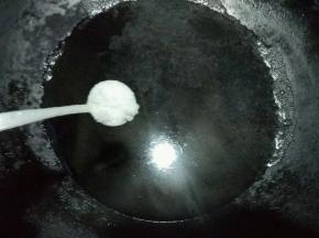 锅里烧水，加入一匙盐小许油