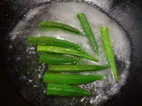 水开倒入秋葵煮3分钟捞起备用
