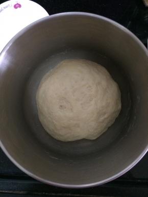 先做中种，把中种面团的材料全部混合均匀，揉成面团，放置发酵至2倍大