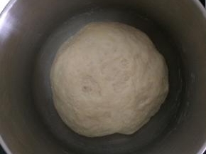 先做中种，把中种面团的材料全部混合均匀，揉成面团，放置发酵至2倍大