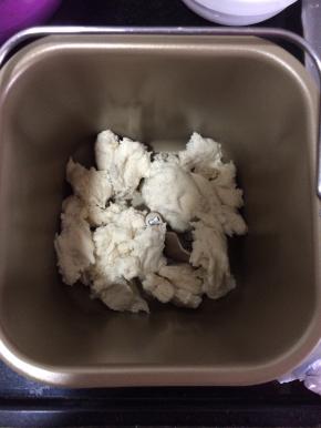 把发酵好的中种面团撕成小块放进面包桶里