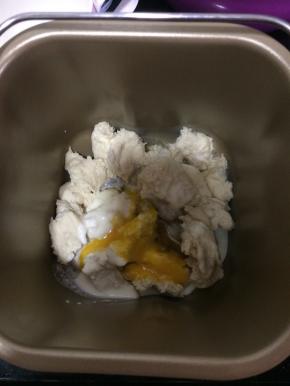 加入蛋液和淡奶油，启动imix程序先揉面5分钟，让中种面团完全吸收蛋液和淡奶油