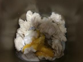 加入蛋液和淡奶油，启动imix程序先揉面5分钟，让中种面团完全吸收蛋液和淡奶油
