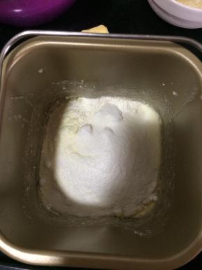 再放入主面团的高筋面粉和奶粉