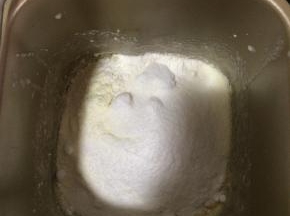 再放入主面团的高筋面粉和奶粉