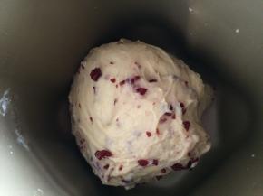 揉2分钟让蔓越莓干揉进面团里