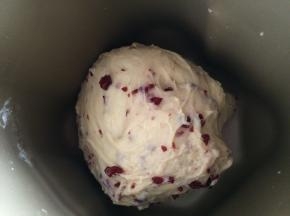 揉2分钟让蔓越莓干揉进面团里