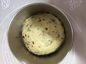 揉好的面团取出放盆里用保鲜膜盖好醒发15分钟