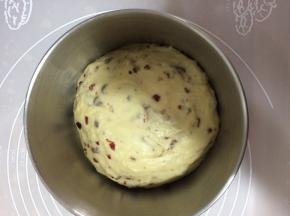 揉好的面团取出放盆里用保鲜膜盖好醒发15分钟