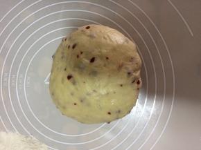 醒发好的面团排气