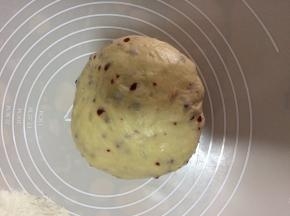 醒发好的面团排气