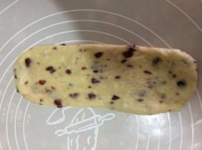 取一块面团擀开成长条状