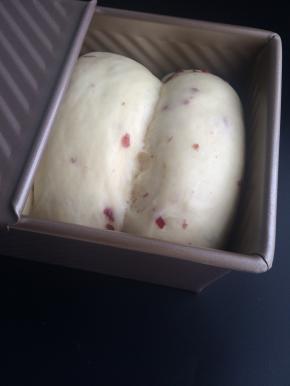 整好形放入烤箱30度加一碗开水，进行2发，发酵至9分满