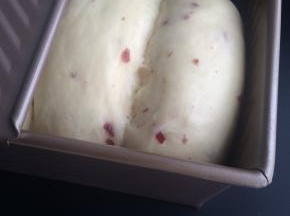 整好形放入烤箱30度加一碗开水，进行2发，发酵至9分满