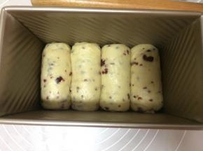 依次擀卷好4个面团，码进吐司盒里