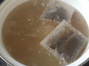 奶锅中装入一锅水，煮沸后加入红茶包和黄冰糖