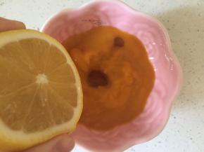 加入适量蜂蜜，挤入柠檬汁