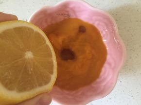 加入适量蜂蜜，挤入柠檬汁