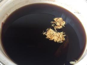 转小火，加入菊花，煮五分钟左右即可