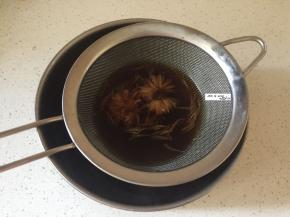 煮好的红茶过滤放凉