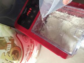 将清水倒入面条机中
