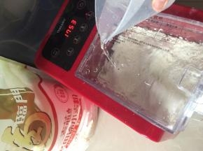 将清水倒入面条机中