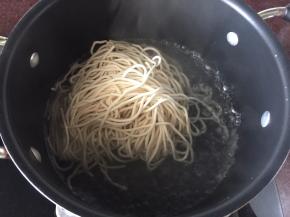 锅里烧开水水放入做好的面条焯一下