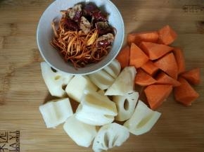 莲藕，胡萝卜洗干净去皮切块，虫草花去杂质，红枣洗干净去核