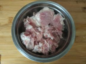 骨头用凉水泡2到3小时，中途换几次水