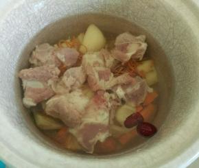 全部食材放炖锅里，加入清水，大火煮开继续炖1.5小时转小火1小时